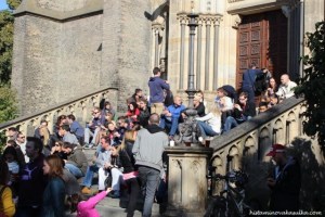 Takový nával schody kostela sv. Ludmily už dlouho nezažily...