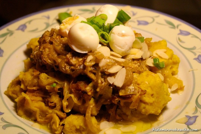 Varianta dýňové ňoky s pečenou dýní, karamelizovanou cibulkou a křepelčími vejci.