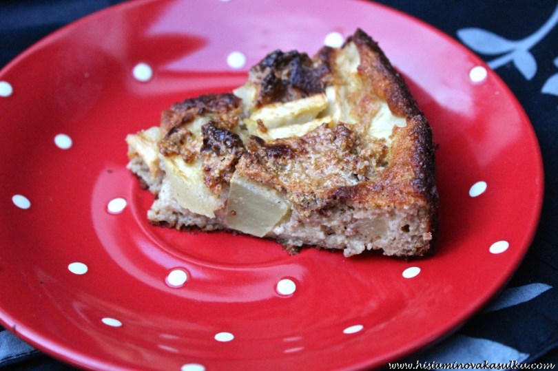 Verze se čerstvými jablky, špetkou skořice a žloutkovo-lískooříškovou posypkou. Chutná jako vylepšená verze žemlovky:))