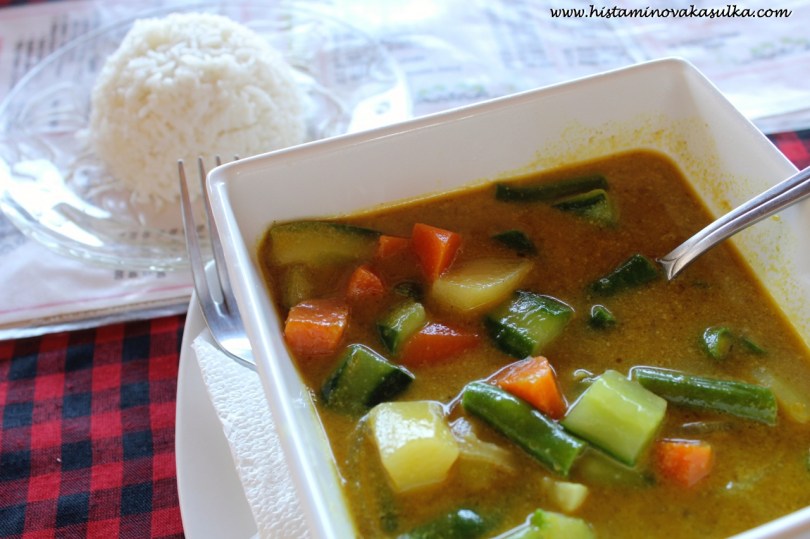 Moje první teplé jídlo na Bali..zeleninové karí s rýží...