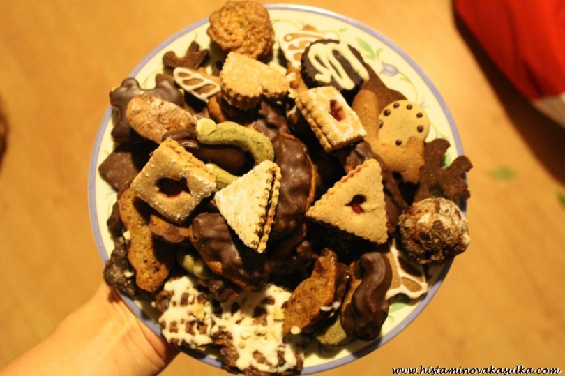 Pod tlakem jsem musela servírovat cukroví dříve, než bylo v plánu. Má to své výhody - umlčí to ostatní a je tak aspoň chvíli klid:))